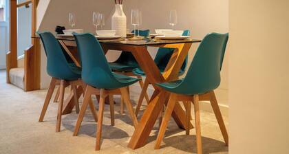 4 Bed House - Cheltenham & Gloucester - Sleeps 8