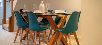 4 Bed House - Cheltenham & Gloucester - Sleeps 8