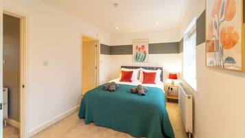 4 kamar tidur, setrika/meja setrika, Wi-Fi gratis, dan seprai linen