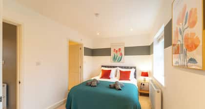 4 Bed House - Cheltenham & Gloucester - Sleeps 8