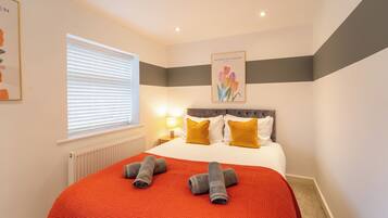 4 bedrooms, iron/ironing board, free WiFi, bed sheets