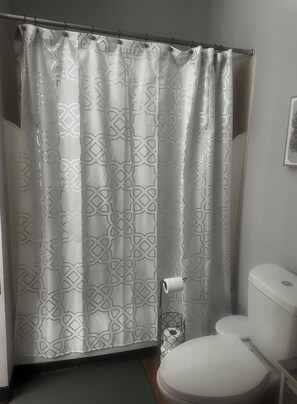 提供毛巾、廁紙