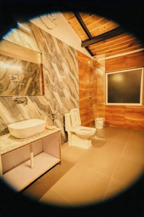 Doppelzimmer | Badezimmer | Dusche, Seife, Shampoo, Toilettenpapier