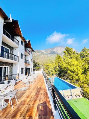 Outdoor dining - Hotel Blue Pine Pool Nainital (Nainital)