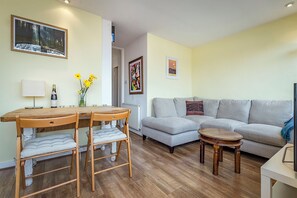 TV - Mornington Crescent Hideaway, by Veeve (London)