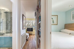 WiFi, bed sheets - Mornington Crescent Hideaway, by Veeve (London)