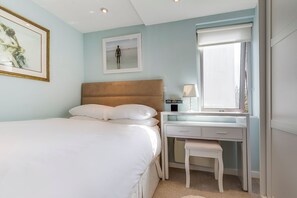 WiFi, bed sheets - Mornington Crescent Hideaway, by Veeve (London)