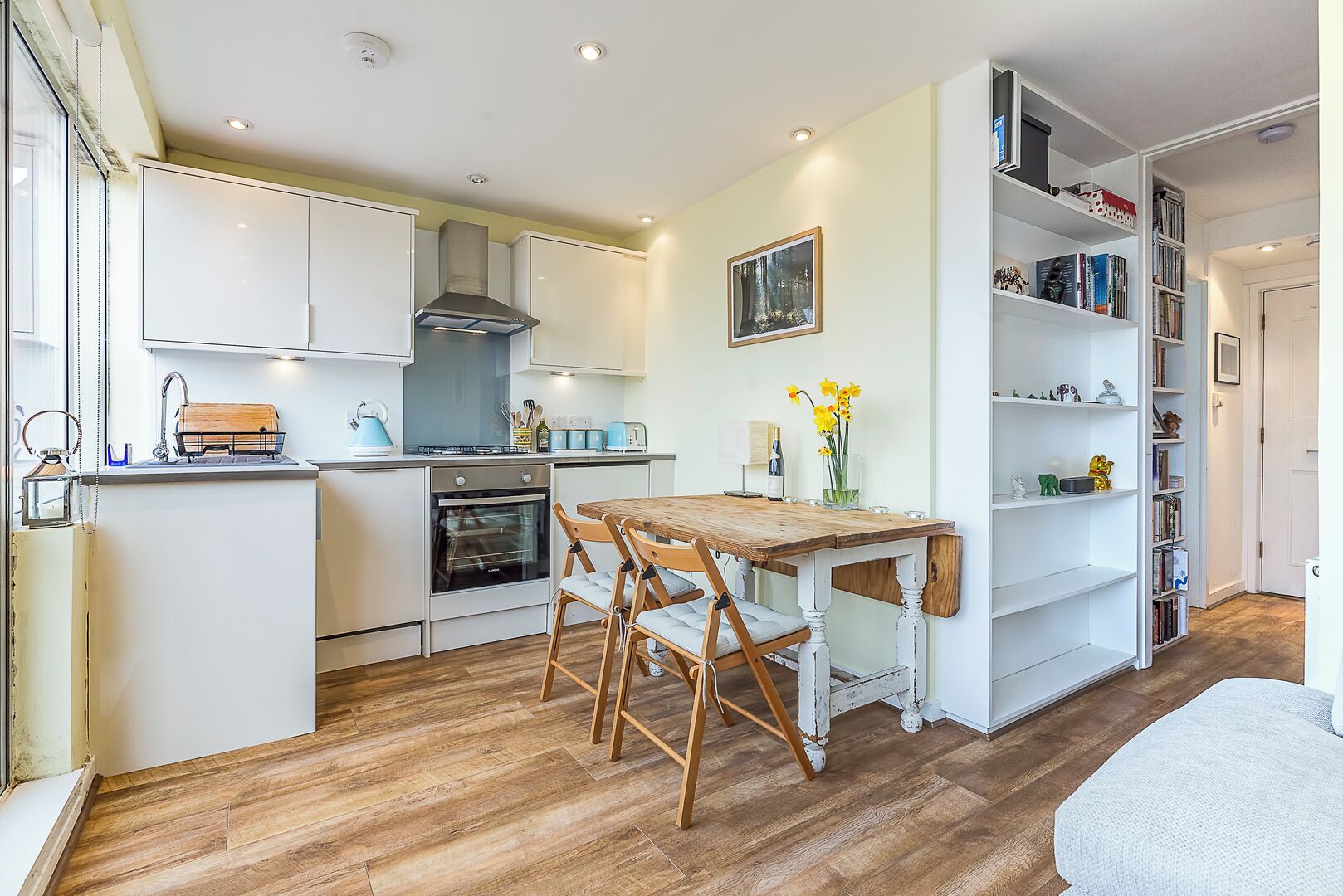 Jääkaappi, mikroaaltouuni, astianpesukone, leivänpaahdin