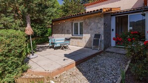 Terrace/patio - Bed and Breakfast 'Les Issignols' with Mountain View, Wi-Fi and Air Conditioning (Colombier-le-Vieux)
