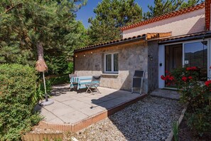Terrace/patio - Bed and Breakfast 'Les Issignols' with Mountain View, Wi-Fi and Air Conditioning (Colombier-le-Vieux)