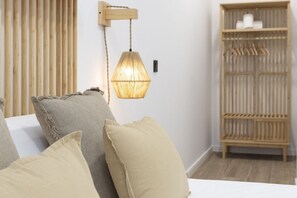1 habitación y tabla de planchar con plancha 