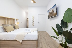 1 habitación y tabla de planchar con plancha 