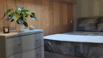 Strykjärn/strykbräda, wi-fi och sängkläder