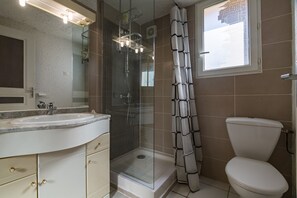 Een douche, handdoeken