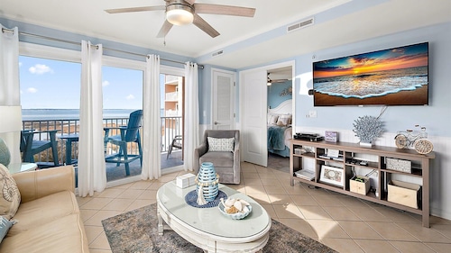 Makai 206: Bright, Updated Condo, Hotel Amenities, Next Door to Convention Center