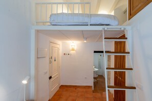 Tabla de planchar con plancha, wifi, ropa de cama