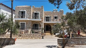 Front of property - Selinopetra Rooms (Elafonisos)