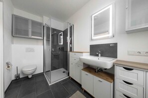 Dusche, Haartrockner, Handtücher, Seife