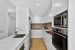 Fridge, microwave, stovetop, dishwasher - 250SQM Cosy Bondi Escape | Luxe 3BR + Parking (Bondi Beach)