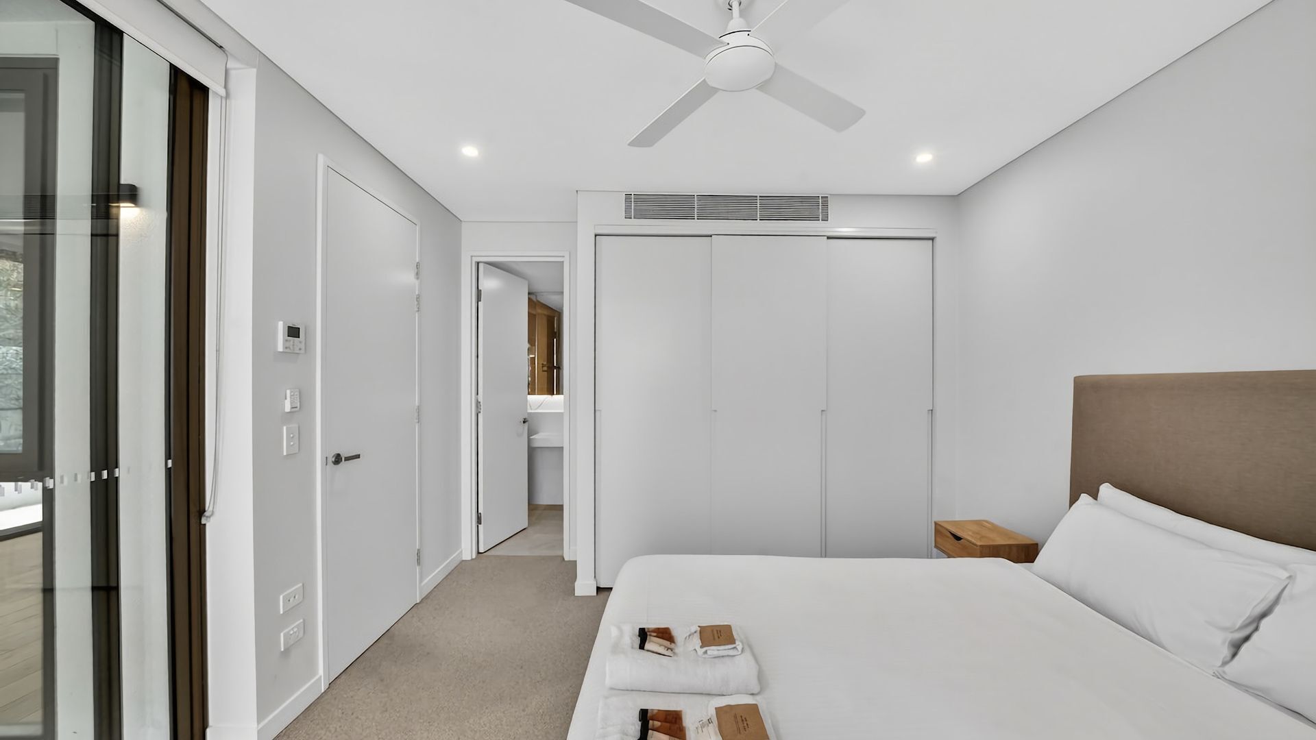 3 bedrooms, desk, iron/ironing board, travel crib