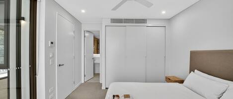 3 bedrooms, desk, iron/ironing board, travel crib
