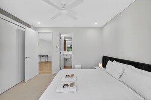 4 bedrooms, desk, WiFi - 250SQM Cosy Bondi Escape | Luxe 3BR + Parking (Bondi Beach)