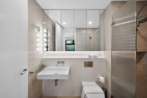 Hair dryer, towels, soap, shampoo - 250SQM Cosy Bondi Escape | Luxe 3BR + Parking (Bondi Beach)
