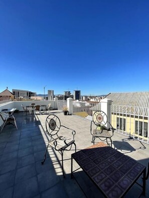 Outdoor dining - Stylish 1BR City Apartment with Stunning Rooftop Terrace (Gibraltar)