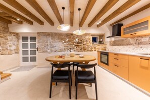 Fridge, oven, stovetop, dishwasher - Casa di Pietra Stone House (Kaštel Lukšić)