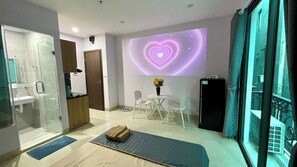 Deluxe-rum - balkong | Badrum | Dusch, gratis toalettartiklar, hårtork och handdukar