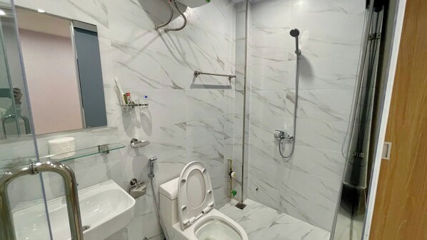 Un bagno con WC, lavandino e doccia.