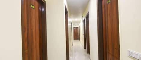 Un pasillo con puertas de madera, cada una con un número.
