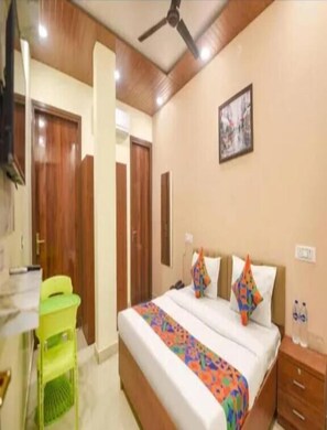 In-room safe, soundproofing, iron/ironing board, free WiFi - Hotel Villa GETAWAY (New Delhi)