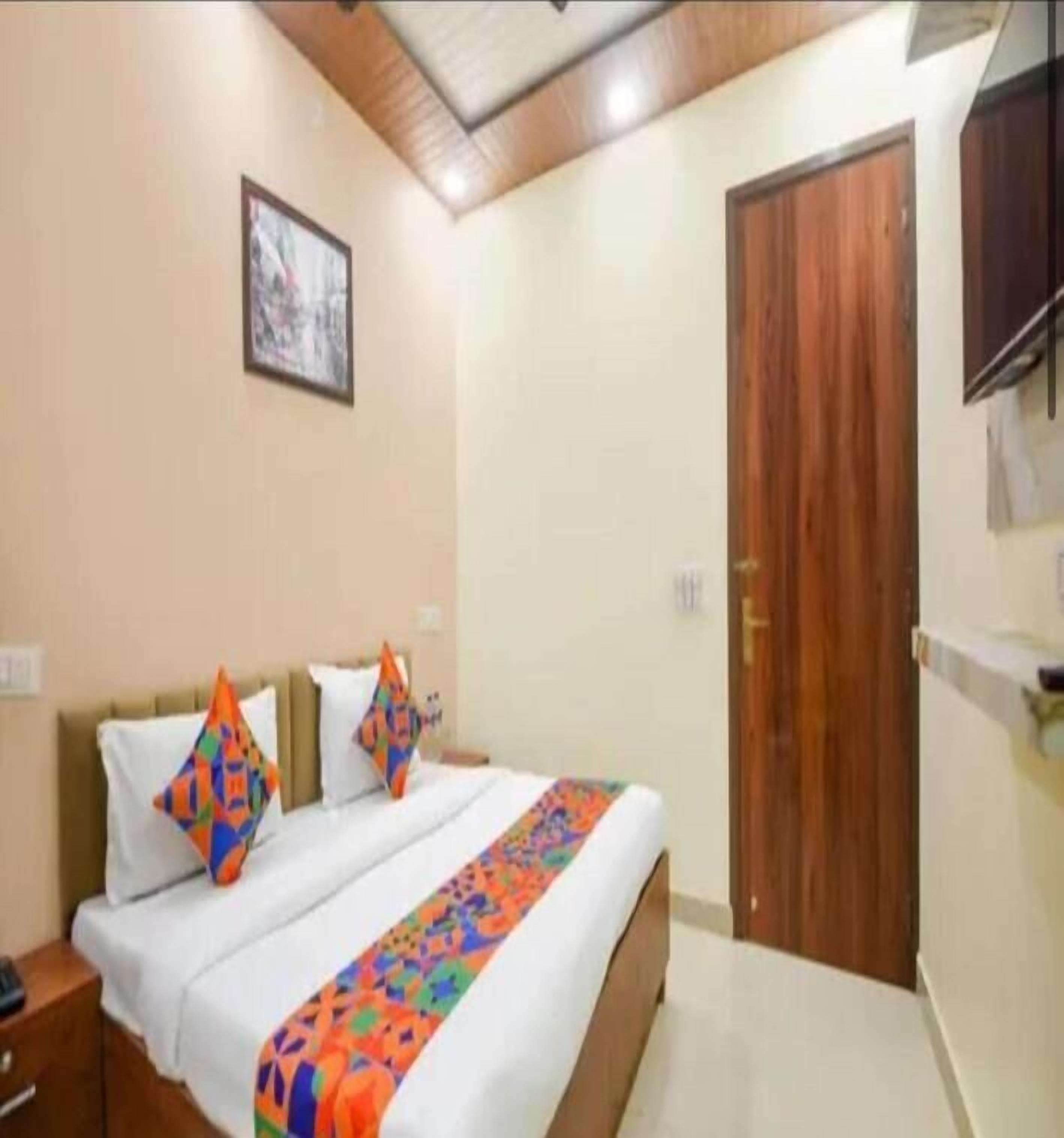 Deluxe Double Room, Non Smoking, Balcony | In-room safe, soundproofing, iron/ironing board, free WiFi