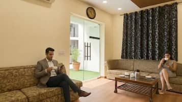 Deluxe Double Room | Living area | Books