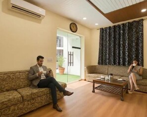 Deluxe Double Room, Non Smoking, Balcony | Living area - Hotel Villa GETAWAY (New Delhi)