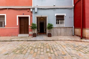 Exterior detail - Holiday Home 'Apartamento El Poverni H02' with Private Terrace, Wi-Fi and Air Conditioning (Sevilla)