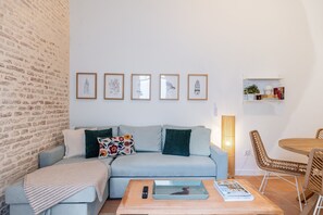 Living area - Holiday Home 'Apartamento El Poverni H02' with Private Terrace, Wi-Fi and Air Conditioning (Sevilla)