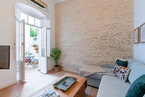 Living area - Holiday Home 'Apartamento El Poverni H02' with Private Terrace, Wi-Fi and Air Conditioning (Sevilla)