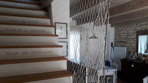 Una escalera con peldaños que llevan los nombres de playas francesas.