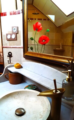 Regadera, secadora de cabello, toallas 