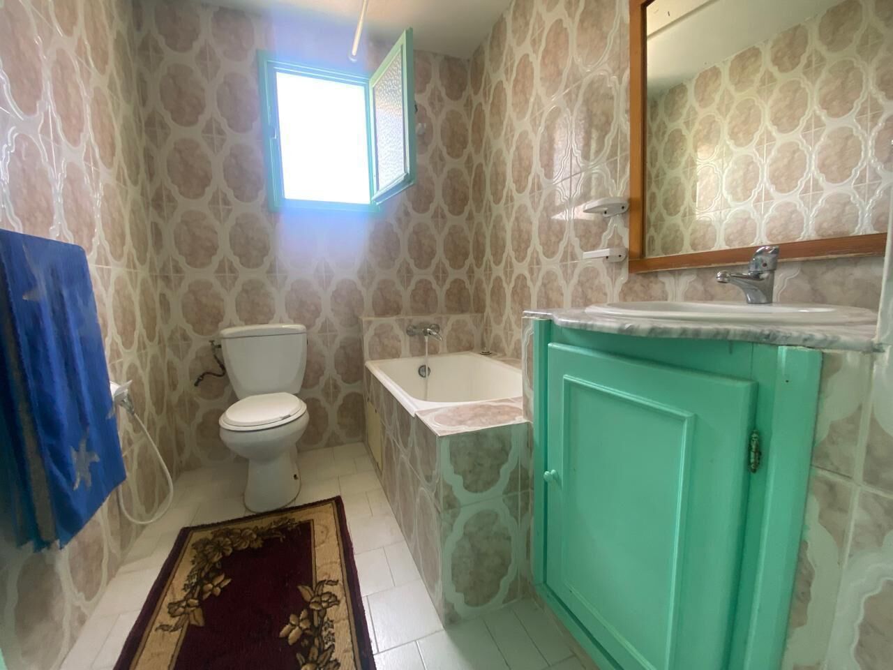 Basic-Doppel- oder -Zweibettzimmer | Badezimmer | Badewanne, kostenlose Toilettenartikel, Handtücher, Toilettenpapier