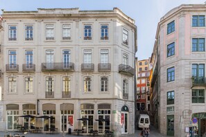 Exterior - Stylish Downtown Porto Duplex 2BR Walk everywhere! (Oporto)