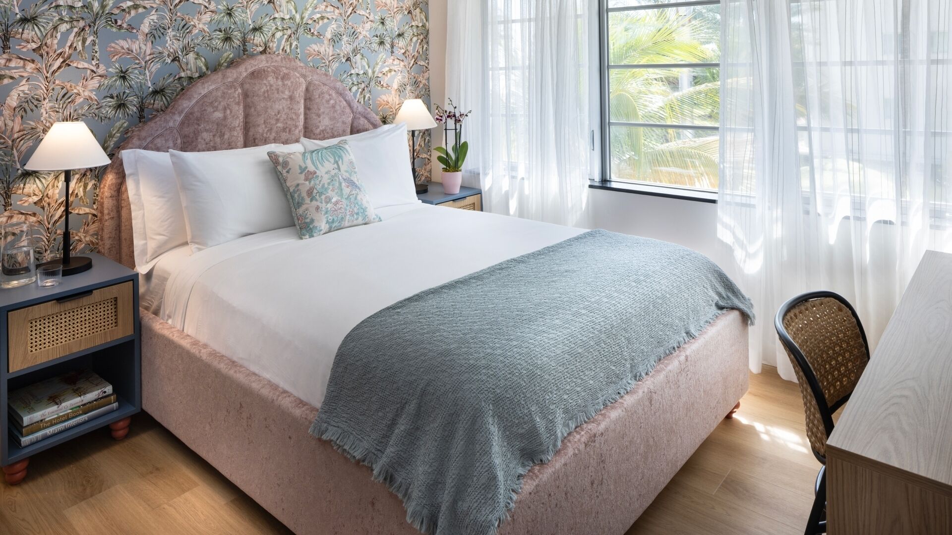 Espacio para trabajar con laptop y wifi gratis 