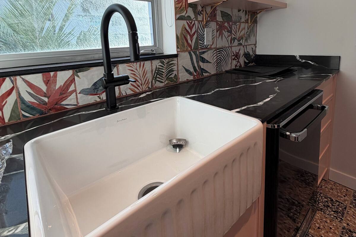 Appartement | Privékeuken | Een magnetron, kookgerei, borden en bestek