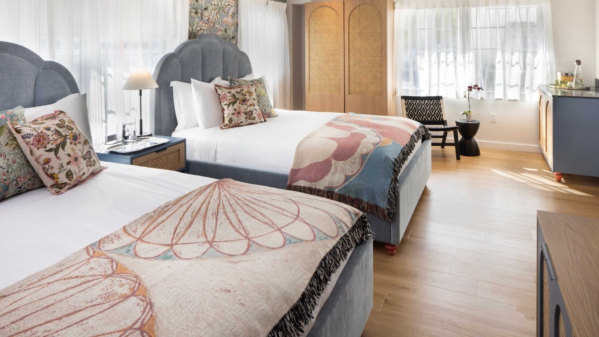 Espacio para trabajar con laptop y wifi gratis 