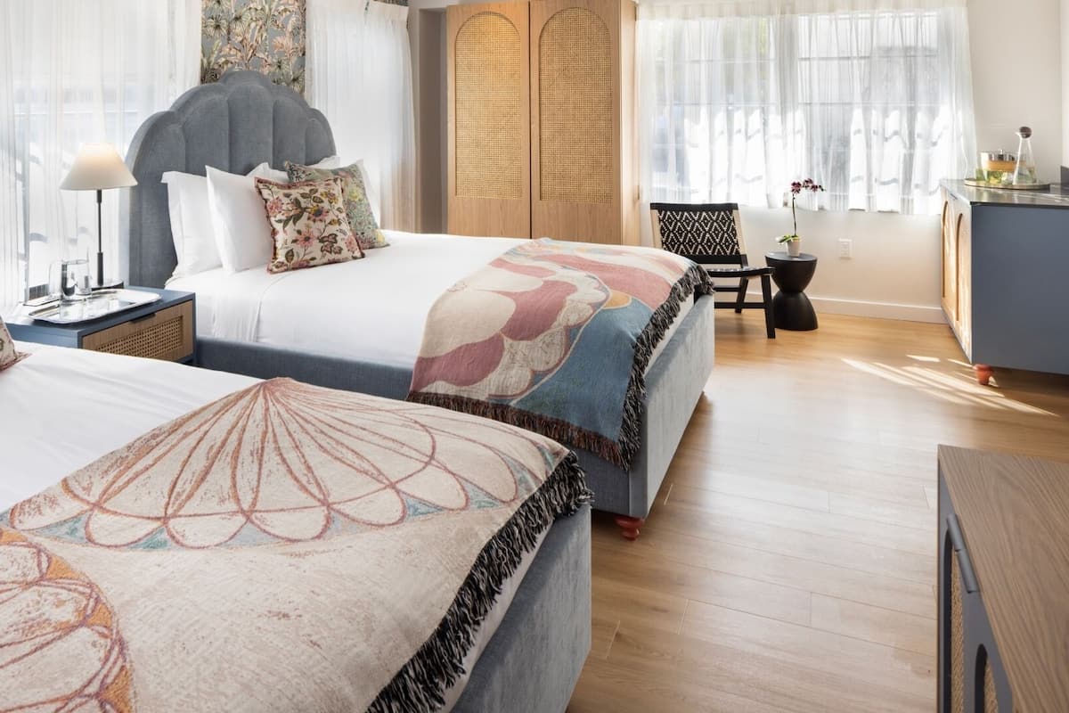 Espacio para trabajar con laptop y wifi gratis