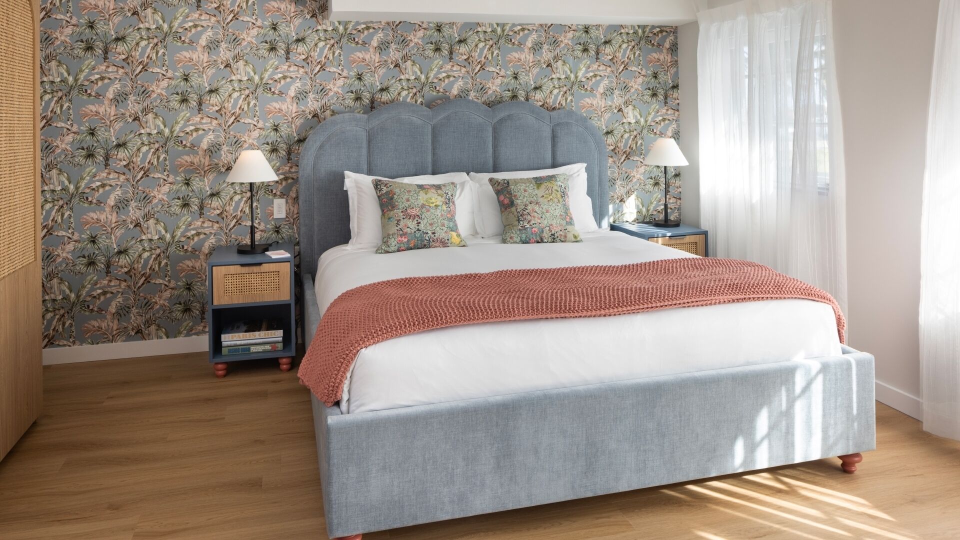 Espacio para trabajar con laptop y wifi gratis 