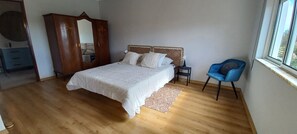 6 bedrooms, iron/ironing board, WiFi, bed sheets