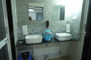 Familien-Doppelzimmer | Badezimmer